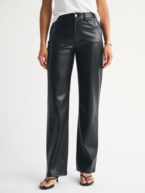 NWT Abercrombie High Rise 90s Relaxed Vegan Leather Pant CURVE LOVE SHORT LENGHT